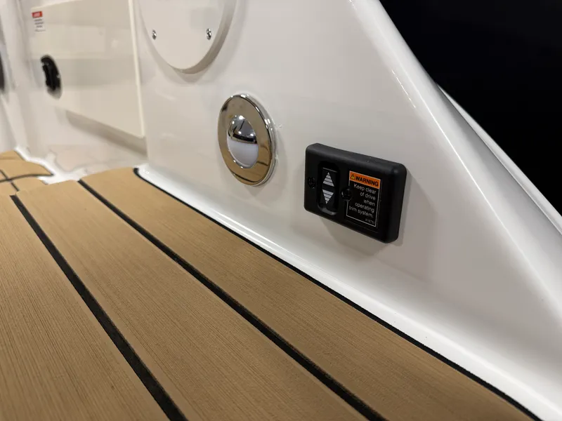 Slide: The Image of Sea Ray SDX 230 2026 - 26