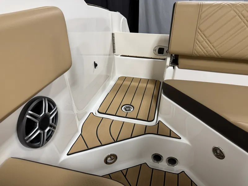 Slide: The Image of Sea Ray SDX 230 2026 - 27