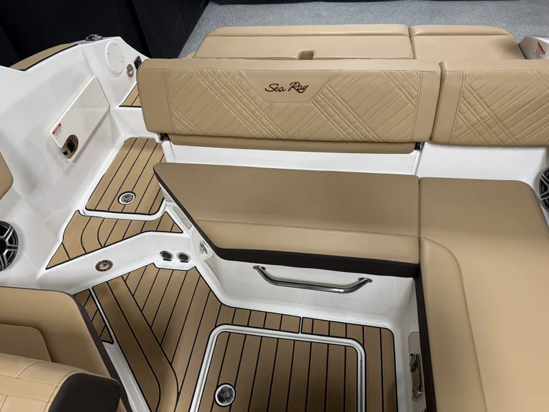 Slide: The Image of Sea Ray SDX 230 2026 - 31