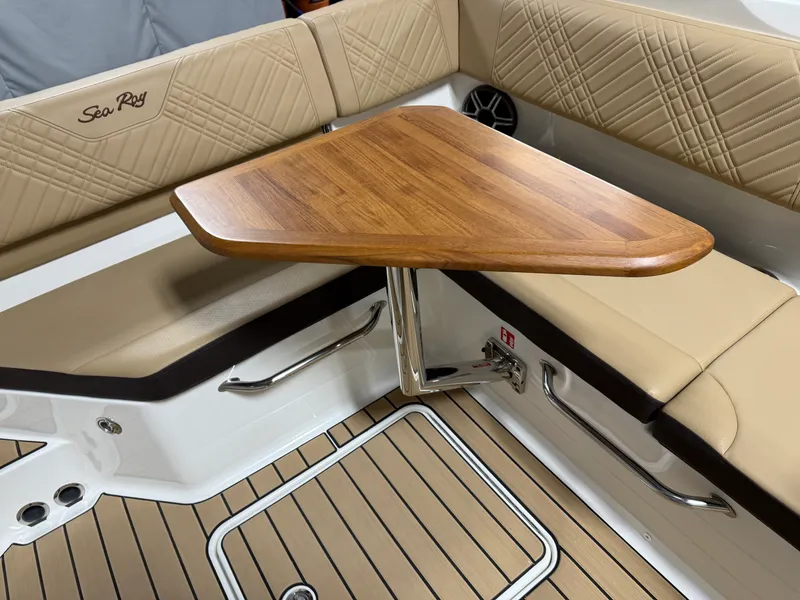 Slide: The Image of Sea Ray SDX 230 2026 - 32