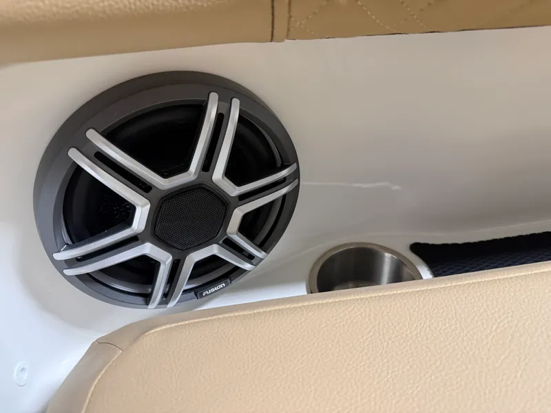 Slide: The Image of Sea Ray SDX 230 2026 - 41