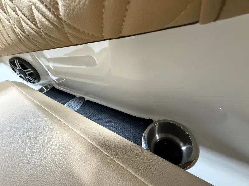 Slide: The Image of Sea Ray SDX 230 2026 - 42