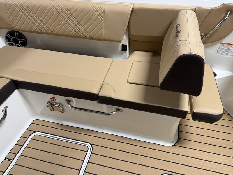 Slide: The Image of Sea Ray SDX 230 2026 - 48