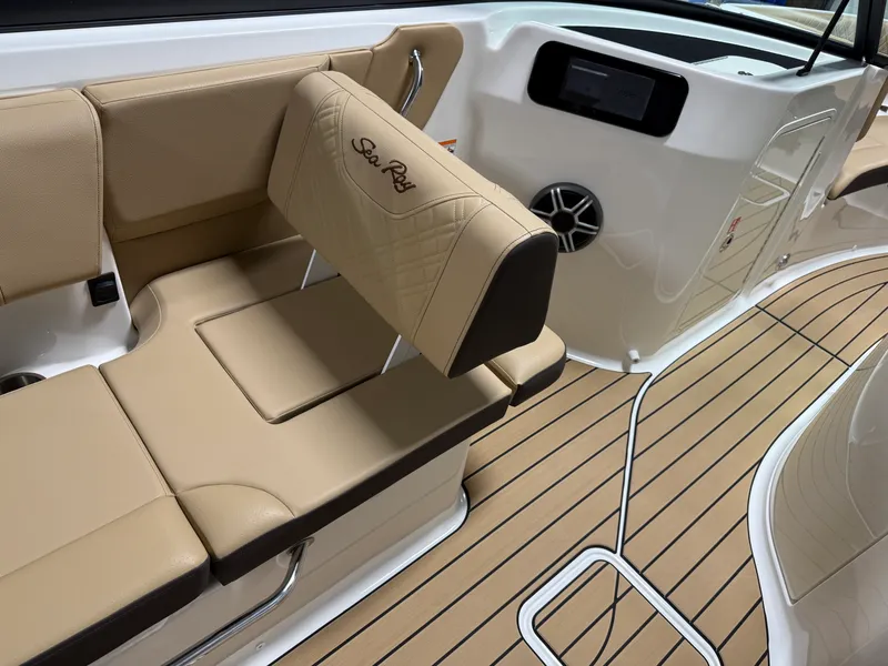 Slide: The Image of Sea Ray SDX 230 2026 - 49