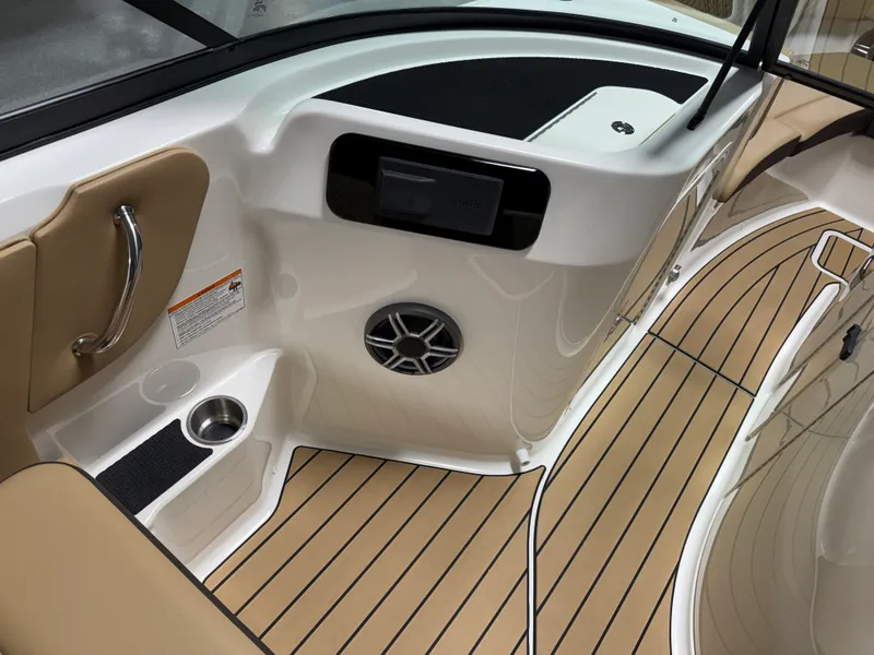 Slide: The Image of Sea Ray SDX 230 2026 - 51