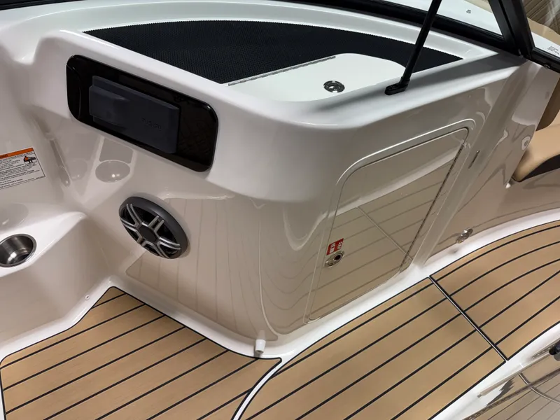 Slide: The Image of Sea Ray SDX 230 2026 - 55