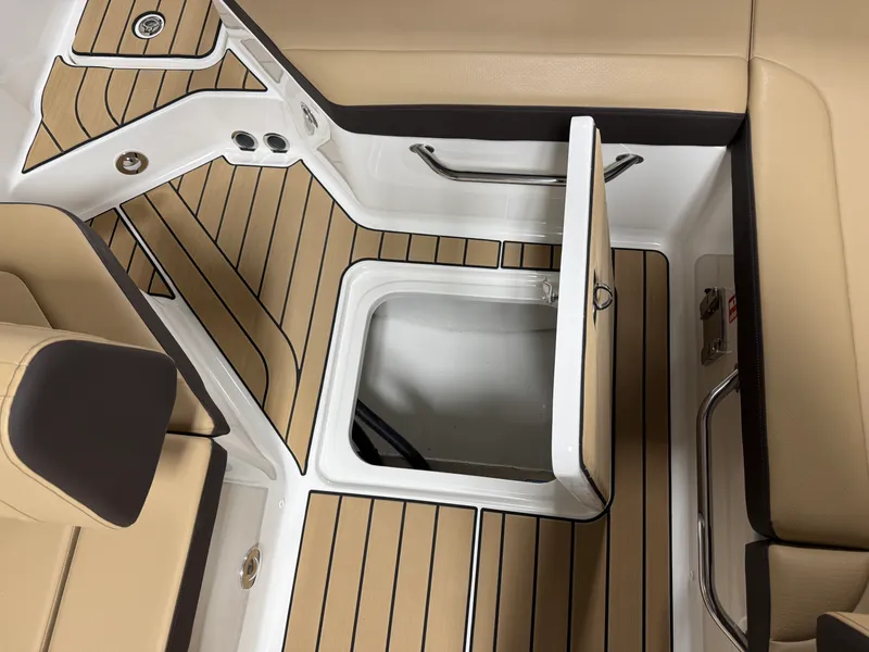 Slide: The Image of Sea Ray SDX 230 2026 - 61