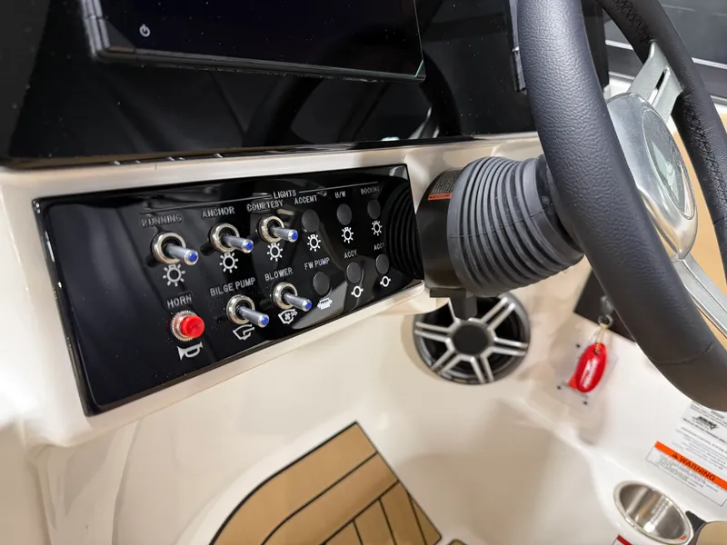 Slide: The Image of Sea Ray SDX 230 2026 - 68