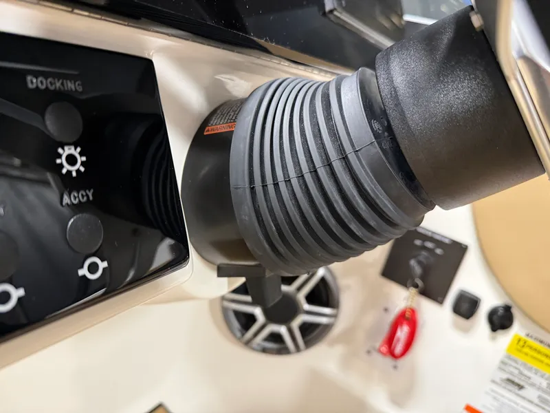 Slide: The Image of Sea Ray SDX 230 2026 - 70