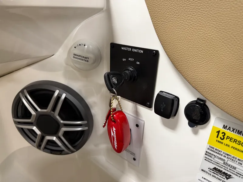 Slide: The Image of Sea Ray SDX 230 2026 - 73