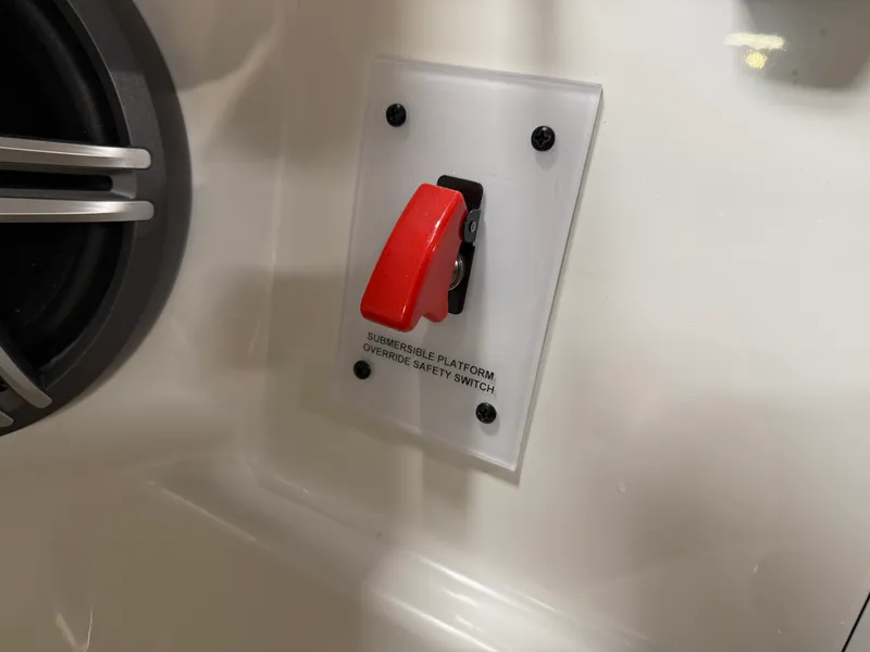 Slide: The Image of Sea Ray SDX 230 2026 - 74