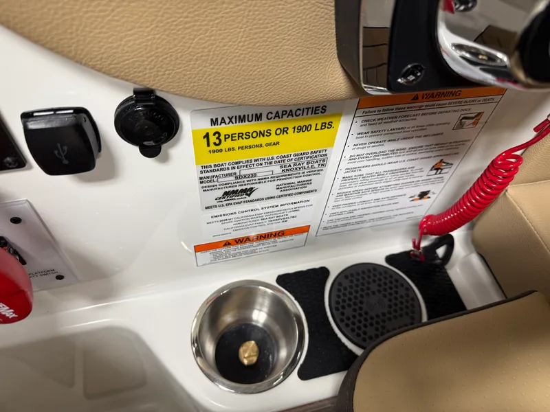 Slide: The Image of Sea Ray SDX 230 2026 - 76