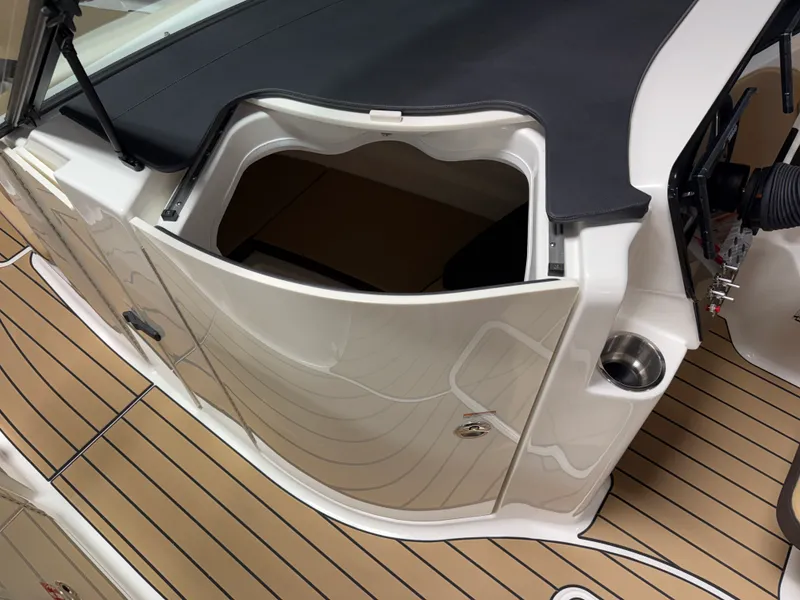 Slide: The Image of Sea Ray SDX 230 2026 - 79