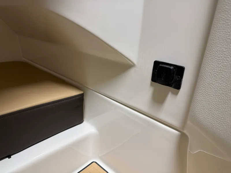 Slide: The Image of Sea Ray SDX 230 2026 - 82