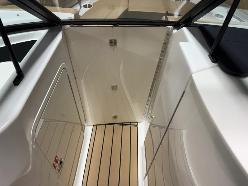 Slide: The Image of Sea Ray SDX 230 2026 - 86