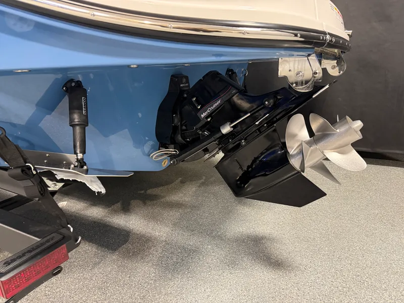 Slide: The Image of Sea Ray SDX 230 2026 - 9