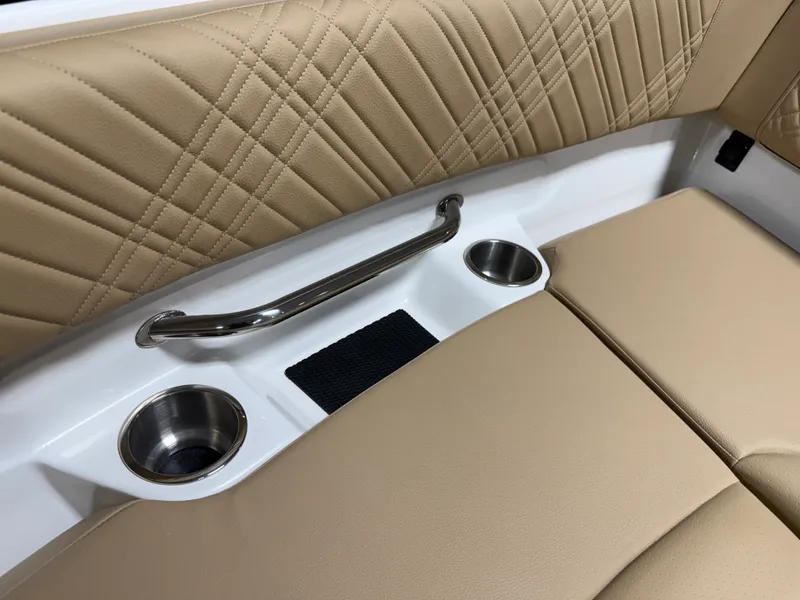 Slide: The Image of Sea Ray SDX 230 2026 - 92