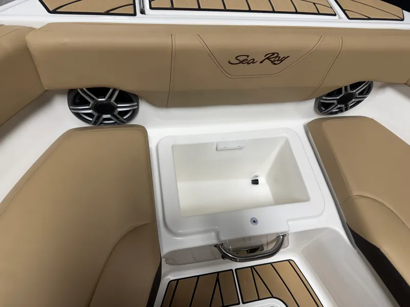 Slide: The Image of Sea Ray SDX 230 2026 - 95