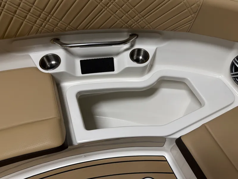 Slide: The Image of Sea Ray SDX 230 2026 - 97