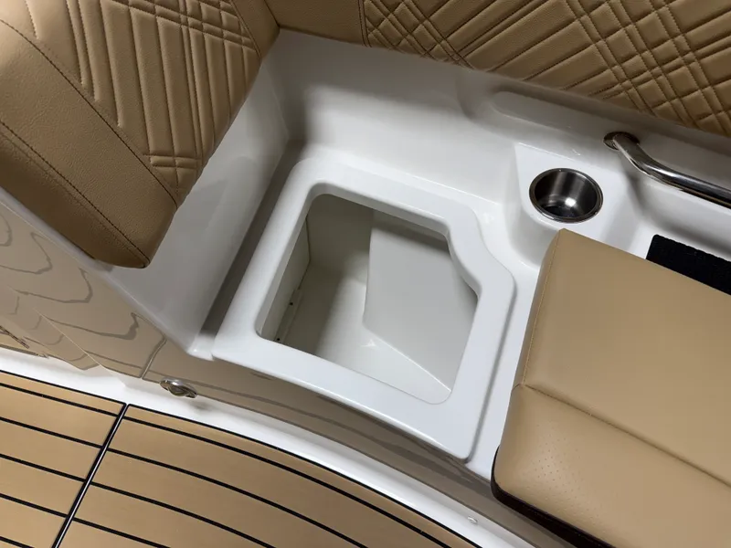 Slide: The Image of Sea Ray SDX 230 2026 - 99