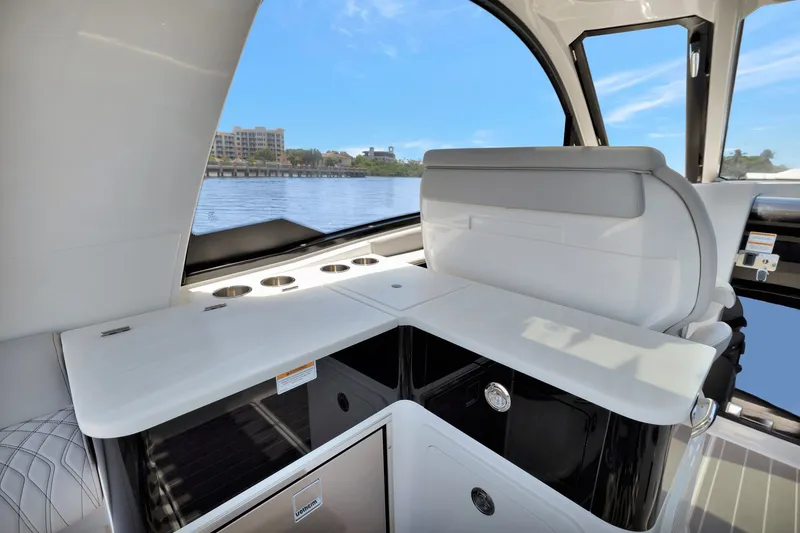 Slide: The Image of Sea Ray 370 SUNDANCER OUTBOARD 2024 - 30