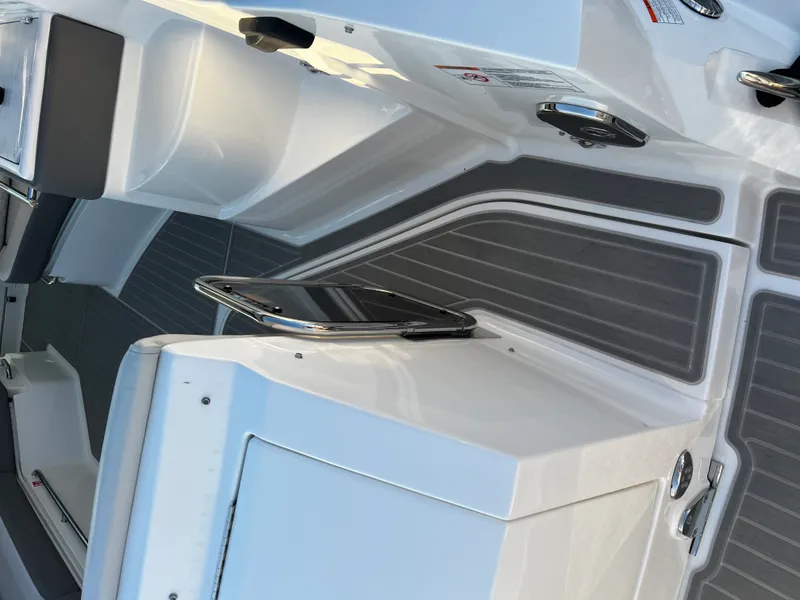 Slide: The Image of Sea Ray Sundancer 320 Outboard 2026 - 12