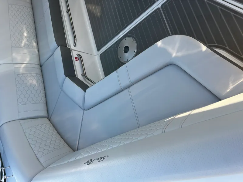 Slide: The Image of Sea Ray Sundancer 320 Outboard 2026 - 13