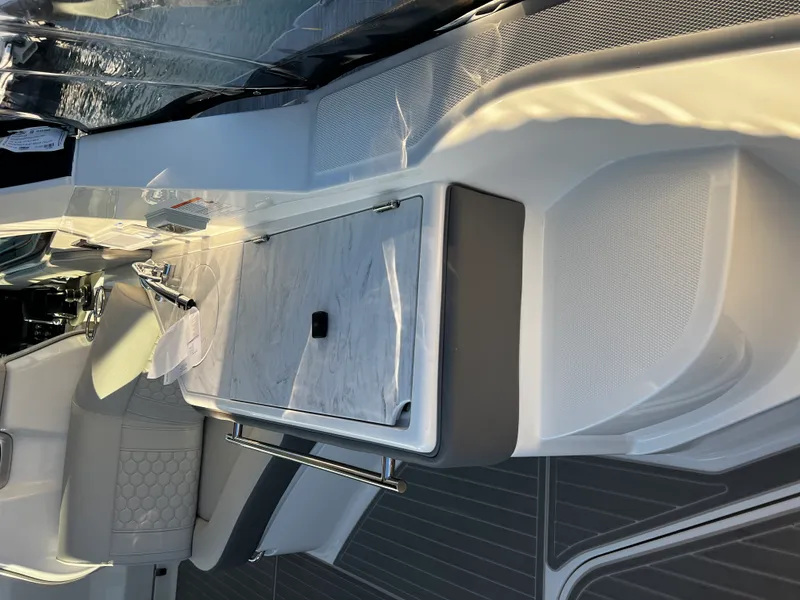 Slide: The Image of Sea Ray Sundancer 320 Outboard 2026 - 14