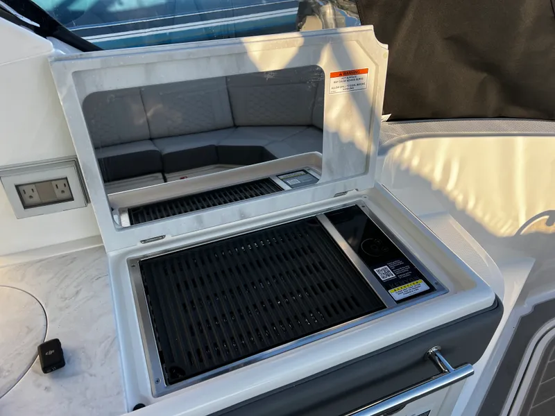 Slide: The Image of Sea Ray Sundancer 320 Outboard 2026 - 15