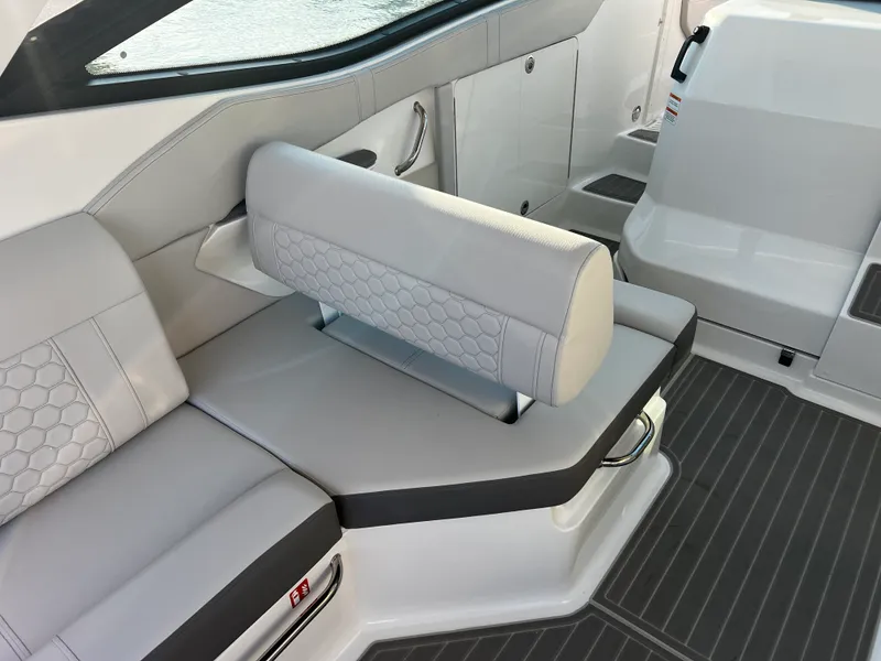 Slide: The Image of Sea Ray Sundancer 320 Outboard 2026 - 19