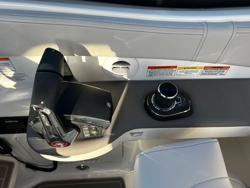 Slide: The Image of Sea Ray Sundancer 320 Outboard 2026 - 23