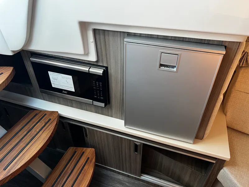 Slide: The Image of Sea Ray Sundancer 320 Outboard 2026 - 29