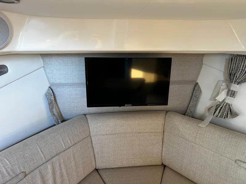 Slide: The Image of Sea Ray Sundancer 320 Outboard 2026 - 32