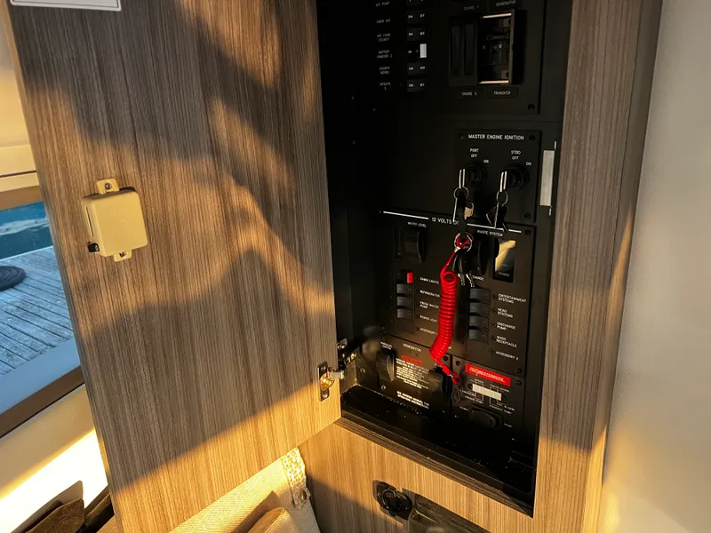 Slide: The Image of Sea Ray Sundancer 320 Outboard 2026 - 33