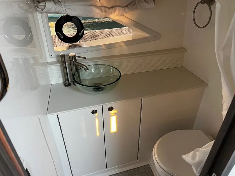 Slide: The Image of Sea Ray Sundancer 320 Outboard 2026 - 34