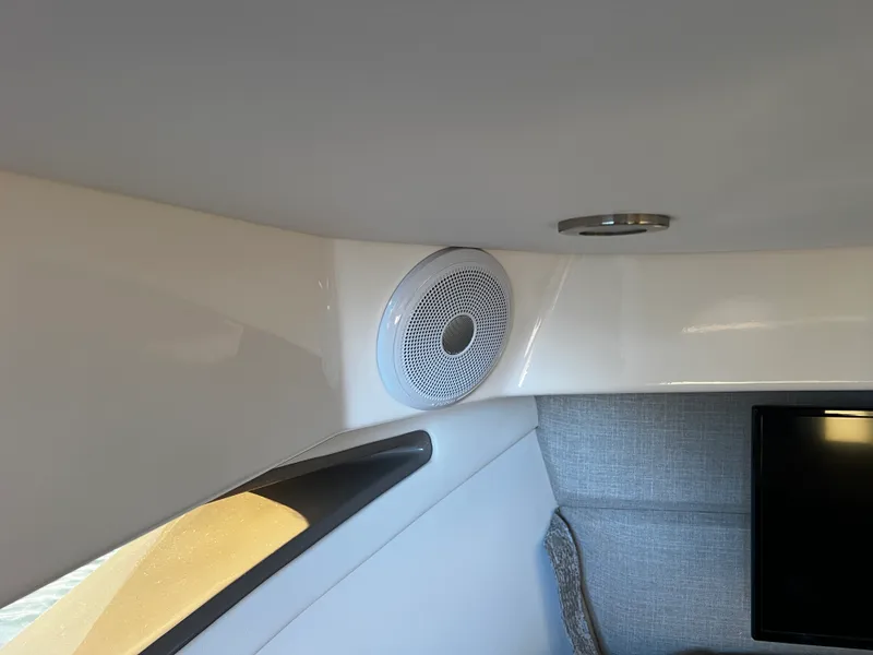 Slide: The Image of Sea Ray Sundancer 320 Outboard 2026 - 35