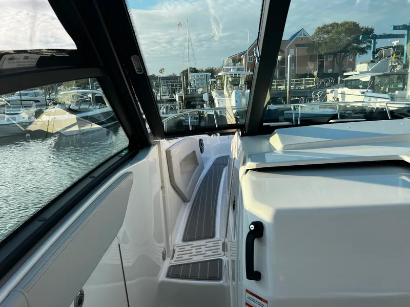 Slide: The Image of Sea Ray Sundancer 320 Outboard 2026 - 36