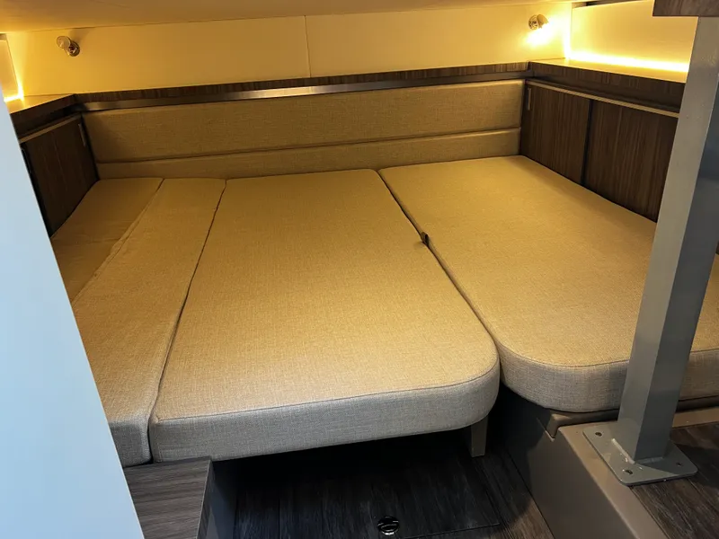 Slide: The Image of Sea Ray Sundancer 320 Outboard 2026 - 38