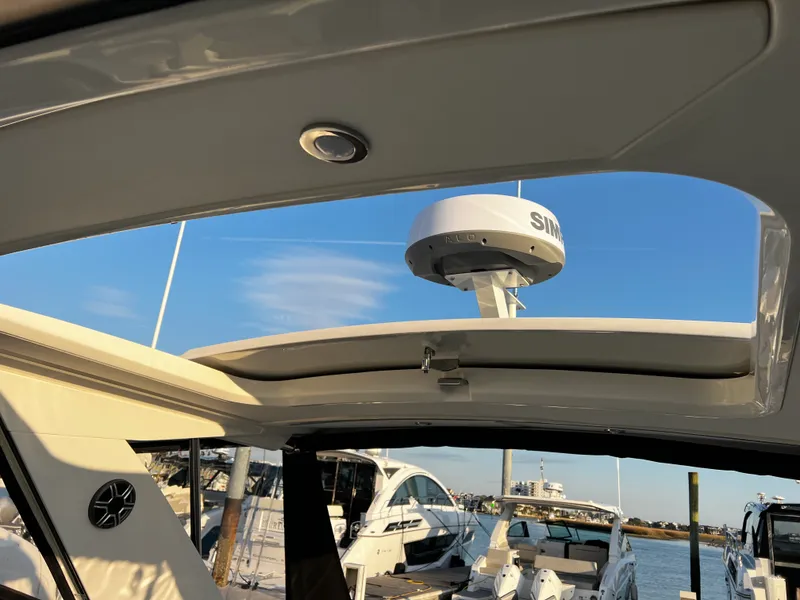 Slide: The Image of Sea Ray Sundancer 320 Outboard 2026 - 41