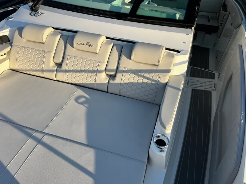 Slide: The Image of Sea Ray Sundancer 320 Outboard 2026 - 42