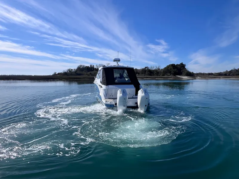 Slide: The Image of Sea Ray Sundancer 320 Outboard 2026 - 7