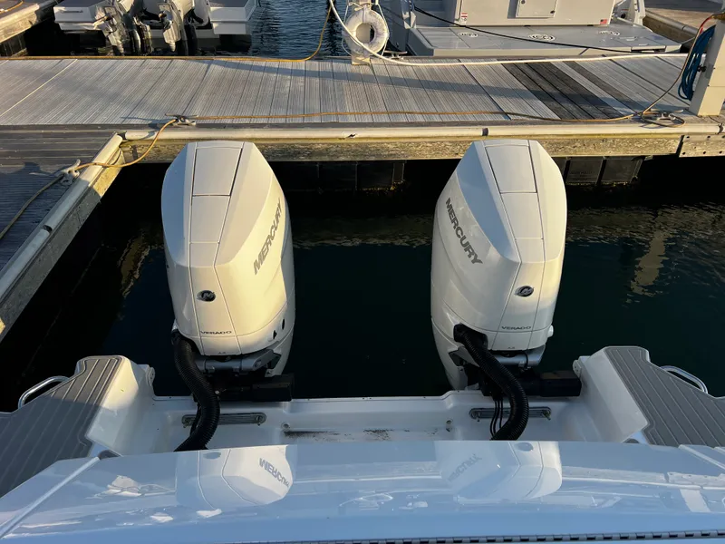 Slide: The Image of Sea Ray Sundancer 320 Outboard 2026 - 9