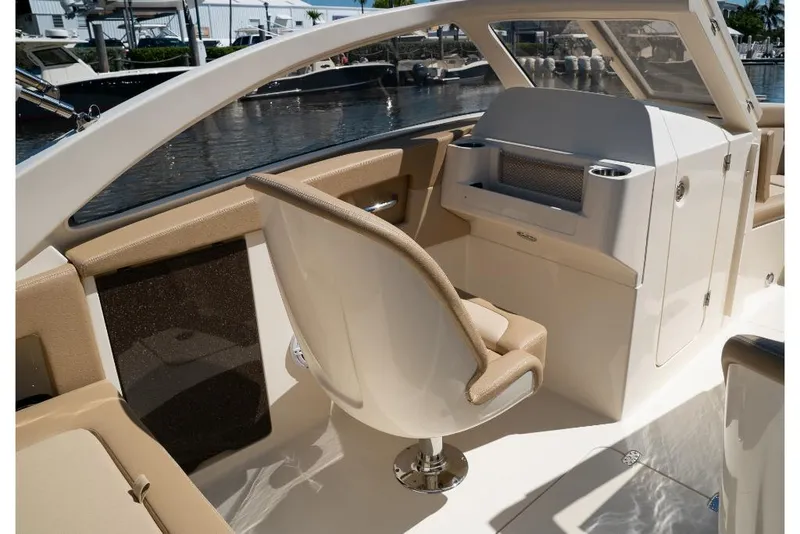 Slide: The Image of Scout 240 Dorado 2026 - 36