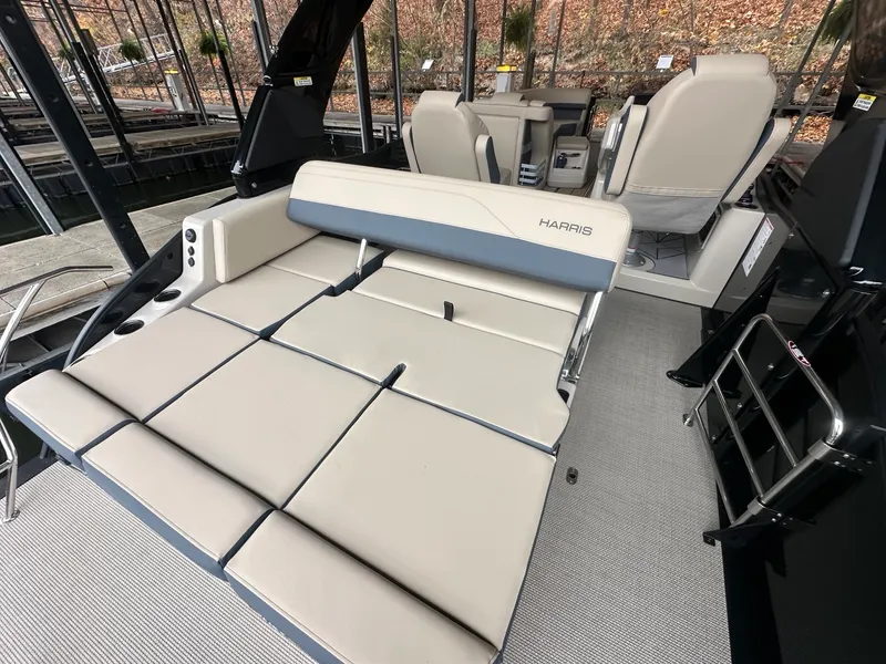 Slide: The Image of Harris Grand Mariner 250 2026 - 26