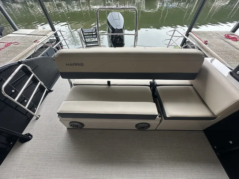 Slide: The Image of Harris Grand Mariner 250 2026 - 27