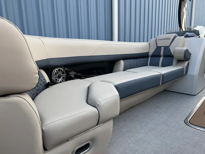 Slide: The Image of Harris Grand Mariner 250 2026 - 29