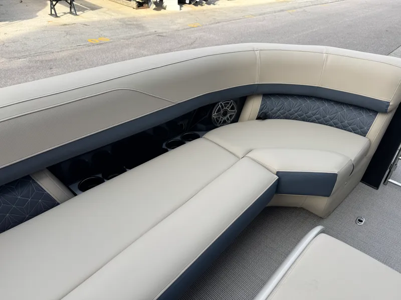 Slide: The Image of Harris Grand Mariner 250 2026 - 32