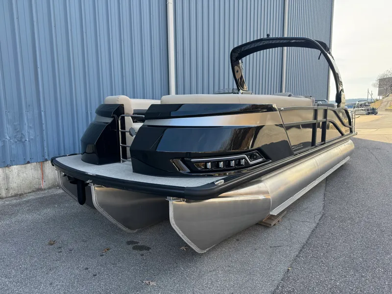 Slide: The Image of Harris Grand Mariner 250 2026 - 9