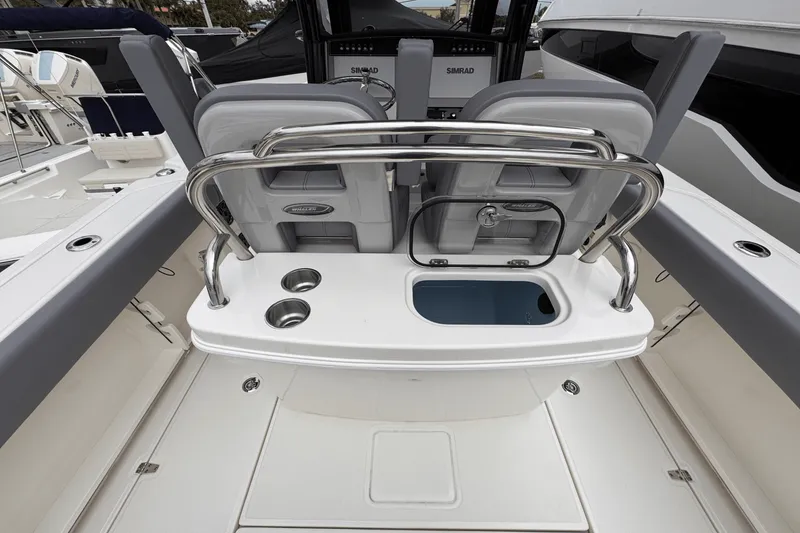 Slide: The Image of Boston Whaler 250 Outrage 2025 - 10