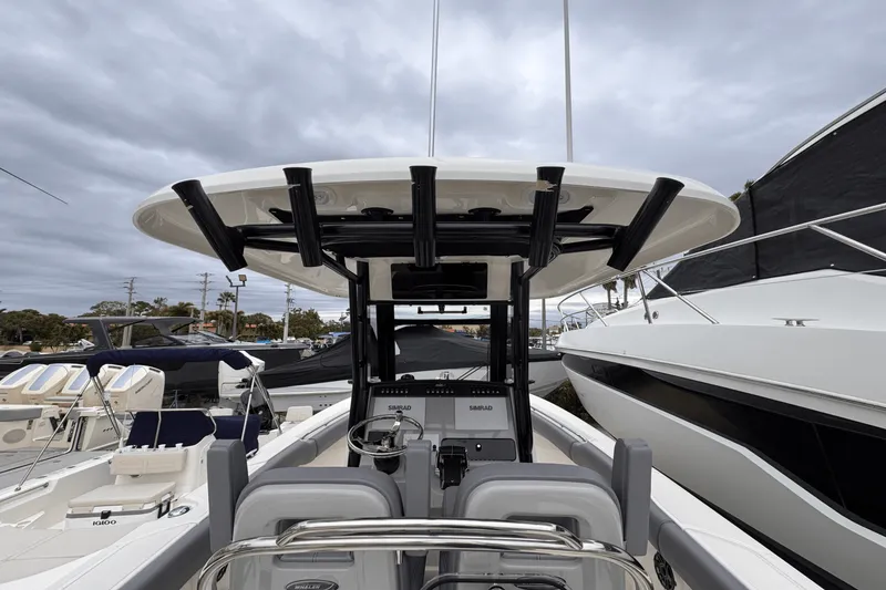 Slide: The Image of Boston Whaler 250 Outrage 2025 - 11